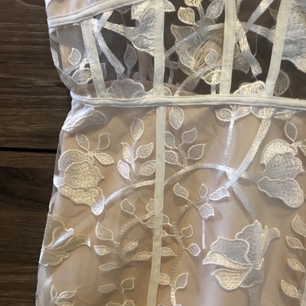 NWT Embroidered Bodycon Dress - Picture 5 of 5